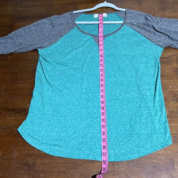 Gently loved “I’m in love with Derek plus” 3/4 sleeve turquoise and gray shirt. - Picture 11 of 11